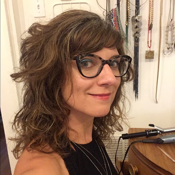 Meet your Posher, Celina - Picture 3 of 7